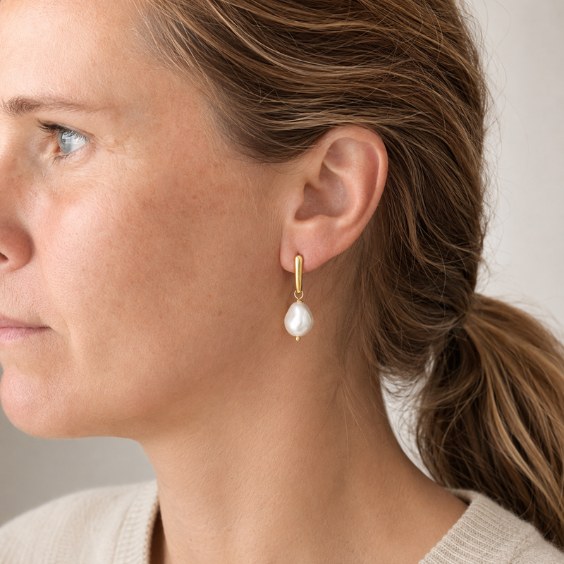 Gold-Plated Earring with Pearl. - Image 3