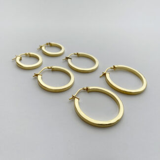 Square thread hoop earring, goldplated.