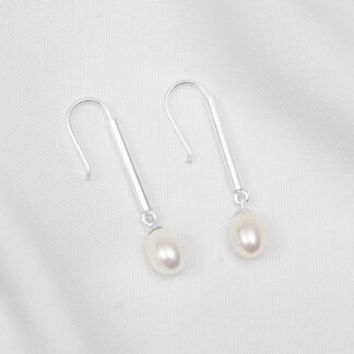 Long earring with pearl