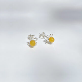 Flower earring with amber.