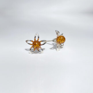 Daisy earring with amber.