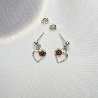 Heart earring with 1 amber.