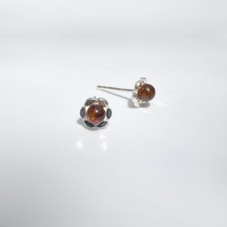 Flower earring with amber.