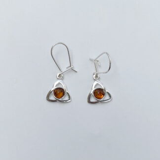 Trisquele earring with amber.