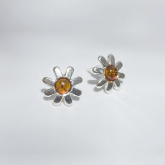Daisy earring, 8 petals.