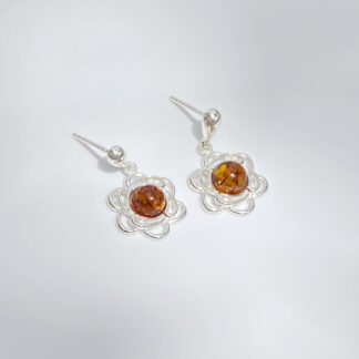 Filigree earring with amber.